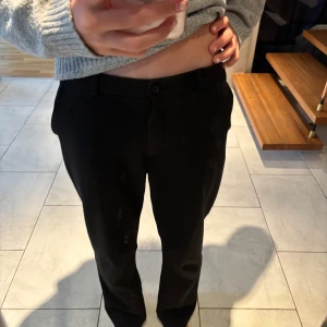 Svarta kostymbyxor 🫰🏻 -  Säljer mina svarta kostymbyxor. på grund av att de börjar bli för korta. snygga och har nästan inga tecken på användning. Pris kan diskuteras.💞