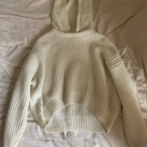 Zara Stickad Hoodie - Säljer denna stickade hoodien ifrån Zara i storlek Xxs❤️