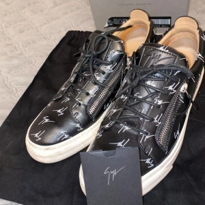 Svarta sneakers från Giuseppe Zanotti - Snygga svarta sneakers från Giuseppe Zanotti med vit signaturprint.  Köptes för 3000. Utan rabbat kostar de 6000kr Nu endast 1099. 
