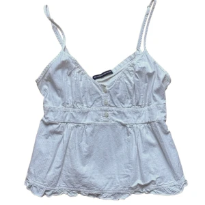 Vit linnetopp från Brandy Melville - Vit topp från brandy. One size men passar en XS-S. Kan ha nån lätt svag missfärgning på armhålorna. Men ej märkvärdigt när man väl har toppen på. 