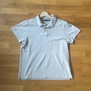 Ljusbeige pikétröja från Lager 157 - Snygg ljusbeige pikétröja från Lager 157 i mycket bra skick | Storlek: M | Mitt pris: 49kr | Jag tar gärna emot prisförslag 😁| Seriösa köpare enbart | Har du några frågor är det bara att meddela | Jag erbjuder att sänka priset lite vid snabbt köp😊