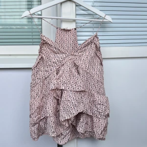 Volanglinne - Världens sötaste Volangtopp i mycket fint skick, inga defekter!💓 Tyvärr för liten för mig, men mått finns på bilderna, storlek US 0😇💓