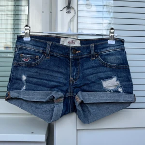 Lowrise Jeansshorts - Snygga jeansshorts i mycket fint skick, inga defekter💓 De är lite stretchiga och 35cm rakt över midjan, 15,5cm grenhöjd och 20cm långa mätt på sidan!😇💓