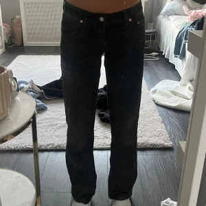 Svarta Weekday Arrow jeans  - Dom är uppsprättade nertill för att lägga till ca 1 cm på längden.