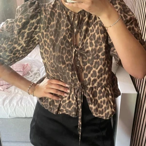Leopard blus - Så snygg blus, likt Ganni toppen!!😍😍🥰💕