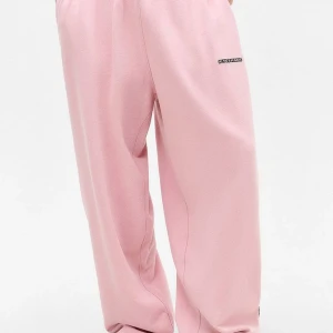 SÖKER IETS FRANS & BDG  - Söker Joggers från BDG och Iets Frans i färgerna på bilderna (INTE med cuffed ben) 💕 Storlek XS-S-M, rimligt pris please🙏🏻 Kanske är intresserad av andra färger också!:) 