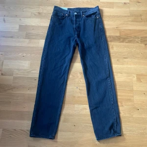 Svarta klassiska jeans från H&M Relaxed fit W30/L28 - Snygga svarta Jeans från H&M i mycket bra skick | Storlek: W30/L28 | Mitt pris: 99kr | Jag tar gärna emot prisförslag 😁| Seriösa köpare enbart | Har du några frågor är det bara att meddela | Jag erbjuder att sänka priset lite vid snabbt köp😊