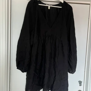 Svart kortklänning med v-ringning H&M - Svart klänning som är luftig och tunn i materialet perfekt nu på sommaren 