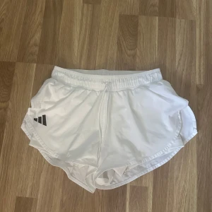 Padel/ Tennisshorts - Adidas - Padel/ Tennisshorts Använt fåtalet gånger (ca 5ggr) Normal i storlek Från Adidas