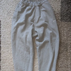 Nike SB Sweatpants - Grå byxor från Nike som passar ganska baggy okej är i bra skick