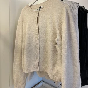 Beige kofta  - Jätte söt beige kofta ifrån h&m💓storlek L men sitter som en S (se bild 4 & 6)