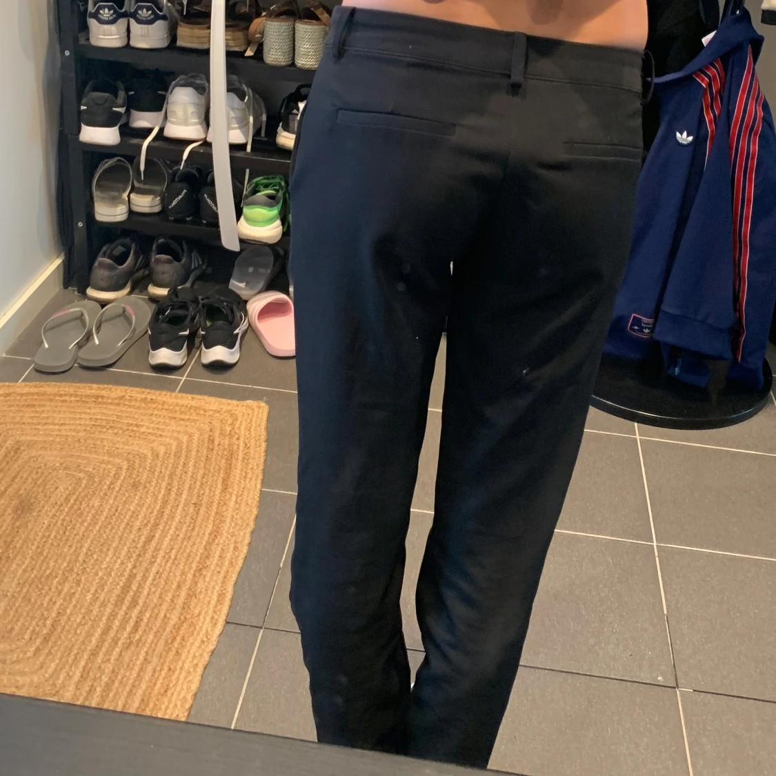 Svarta lågmidjade kostymbyxor  - 4