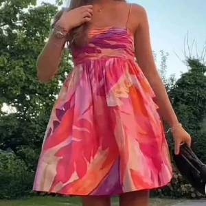 Färgglad kortklänning med axelband - Jättefin trendig klänning som är slutsåld från H&M. Klänningen är i storlek M och har använts en gång, inga defekter🌸Pris kan diskuteras