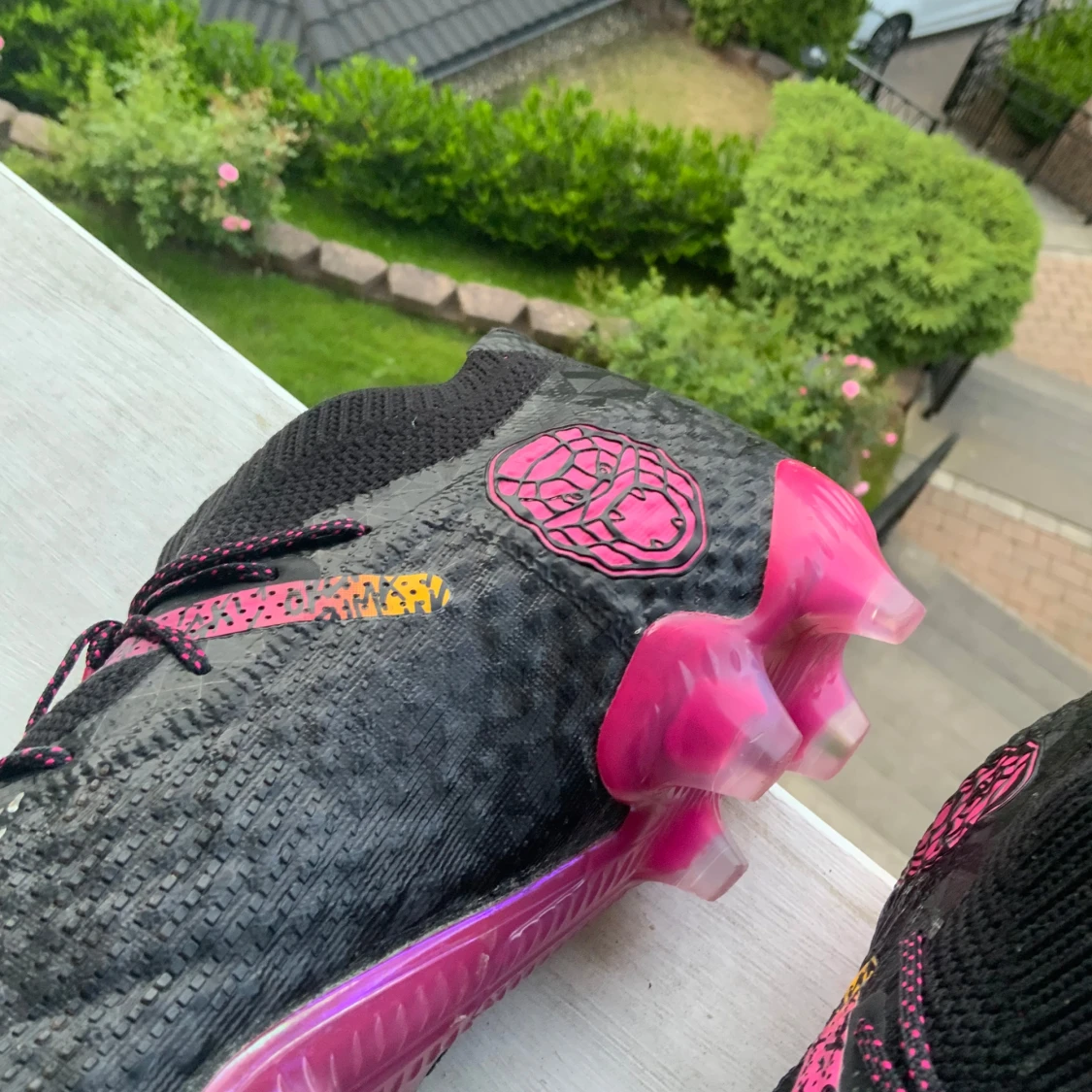 Svarta fotbollsskor med rosa detaljer - 3