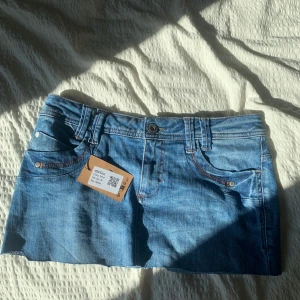 Blå jeanskjol med fickor - Hej, säljer en jätte fin mörk blå kjol, i storlek 38, den har detaljer på fickorna, skriv vid frågor och funderingar❤️