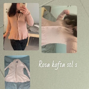 Rosa ribbad kofta med volangkant - Supersöt ljusrosa kofta med ribbad struktur och volangkant nedtill. Koftan har långa ärmar, knappar framtill och en feminin passform som markerar midjan. Perfekt att slänga över en topp för en gullig look.