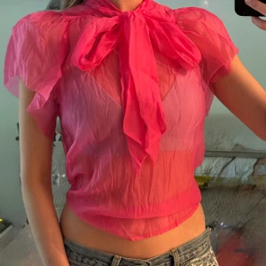BUNDLE DEAL!! färgglada toppar - Paljett topp - Zara strl S knappt använd nypris: 399kr  Transparent topp med puffärmar - Coster Copenhagen strl 36 oanvänd med lappen på nypris: 1099kr  Stickad randig topp - Zara strl S OANVÄND nypris: ca 300kr  Grön leopard topp - Köpt på Humana för ca 200kr