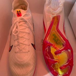 Nike Mercurial Superfly 9 Elite ’Marcus Rashford’ - Säljer ett par äkta Nike Mercurial Superfly 9 Elite ’Marcus Rashford’ fotbollsskor med påse och box. Köpta på Nikes hemsida 2023 för 3245 kr. Använd 2 gånger men de är tyvärr för stora för mig. Hör gärna av er om ni har några frågor☺️