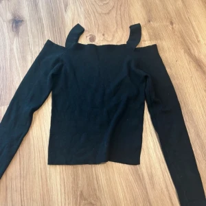 Svart offshoulder topp Gina Tricot - Svart topp från Gina tricot i storlek L, passar även M. Använt 1 gång 