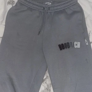 Grå mjukisbyxor från Hoodrich - Snygga grå mjukisbyxor från Hoodrich! Bara använda några få gånger. Pris kan diskuteras 