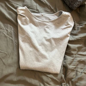 Grå långärmad tröja  - Aldrig använd men en enkel och fin tröja 