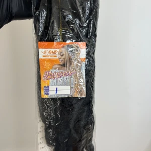 Princess Cur löshårl svart  - Llöshår från SMP i modellen Princess Curl. Färgen är djupsvart (Color 1) och håret har långa, definierade lockar. Perfekt för att skapa volym och längd till flätor eller andra kreativa frisyrer. Materialet är mjukt och glansigt syntetfiber. Bara en kvar