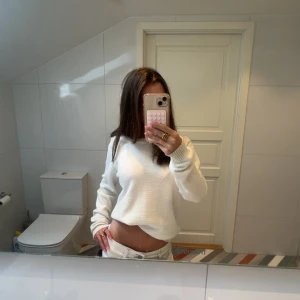 Vit stickad tröja - Säljer en vit stickad tröja med rund hals och långa ärmar. Superbra skick och inga noppror!💕