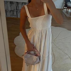 Lång klänning zara - Super söt och somrig långklänning i ett krispigt bomulls material!😍Från zara, jätte fint skick.