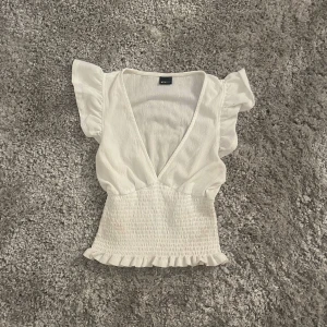 volang topp från gina  - så söt vit topp från gina ”smock frill top” i stl S men passar xs också💞