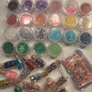 Stort set med glitter och dekorationer - Säljer ett stort kit med lösglitter i olika färger som silver, blått, grönt, rosa och guld. Perfekt för kreativa sminkningar, naglar eller ansiktsdekorationer.( små flaskorna är tvärr sålda)