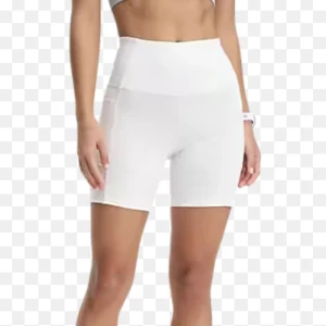 Vita högmidjade cykelshorts - GARDEROBSRENSNING! Vita undershorts med två fickor. Jätte praktiskt under en vit klänning! Använd endast en gång