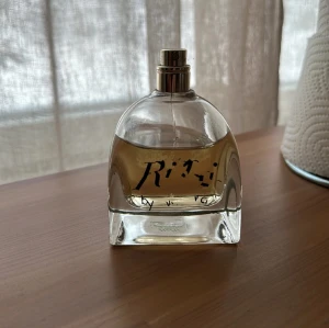 RiRi by Rihanna EdP 100 ml - Säljer RiRi parfymen av Rihanna. Har tyvärr tappat bort locket. Pris kan diskuteras. 