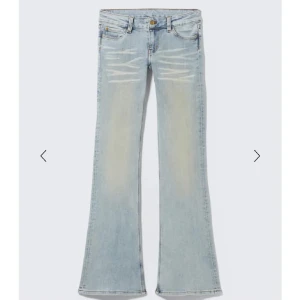 Ljusblå bootcut jeans från cheap monday  - Snygga ljusblå bootcut jeans från cheap monday med slitna detaljer framtill och klassisk femficksdesign. Jeansen har låg midja och en grön Diesel-logga bak. Perfekta för dig som gillar en avslappnad men trendig look. Knappt använda! 
