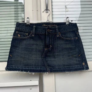 Jeanskjol - Jeanskjol ifrån Abercrombie & Fitch i bra skick, då sömmen är öppen nedtill så kan man klippa den till den längd man önskar men den är 38cm rakt över midjan och 26cm lång mätt över knappen!😇💓 Storleken inuti är 00 men den passar nog lågmidjat på en XS-S💓