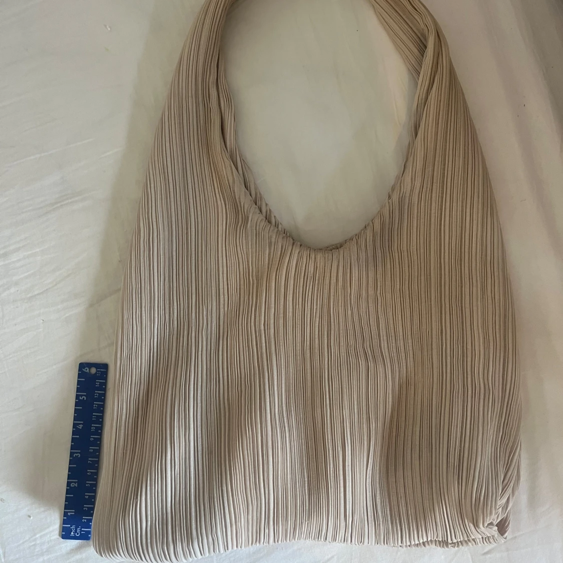 Beige plisserad axelväska - 2