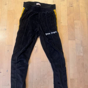 Palm Angels byxor  - Säljer nu dessa Palm Angels byxor, eftersom jag inte använder dem längre. De är i bra skick förutom att lite av loggan har lossnat, men annars felfria. Hör av dig vid minsta fundering eller fråga😊 