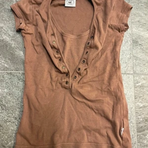 Amningstopp från MAM - Kortärmad amningstopp i storlek S.