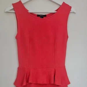 Stark rosa Peplumklänning strl S - Klänning från Forever 21 i stark rosa färg med peplum-detalj i midjan, figurnära passform & rund halsringning.  Stretchigt material som formar sig fint efter kroppen.  Använd endast ett fåtal gånger och i mycket gott skick. Storlek S