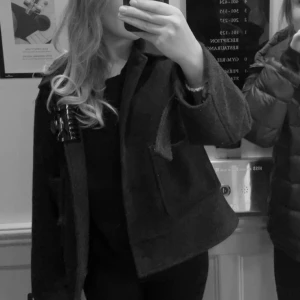 Svart kappa - Snygg svart kappa med klassisk krage och raka linjer. Jackan har en stilren look och är perfekt för dig som gillar en enkel men trendig stil. Fickor framtill och knäppning ger en clean finish. Från lager 157💞