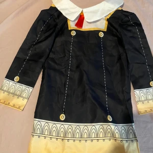 Anya cosplay barn!! - En barn cosplay av anya ifrån spyxfamily, syrran har växt ur den nu😊 tryck ej på köp nu! Inkl ENDAST klänning-delen, peruk, extra assecoarer på huvudet, skor och strumpbyxor ingår ej 🤍
