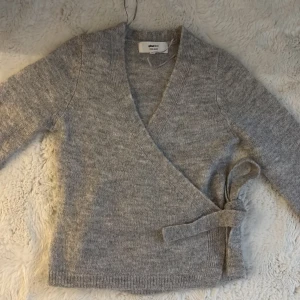 Omlott kofta  - Super fin omlott kofta från Gina, tröjan är endast använd fåtal gånger och i ett mycket bra skick. Kostar 399 ny säljer för 200💞💞