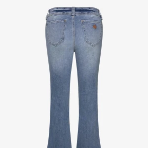 Abrand jeans👖😍 - Snygga blåa lågmidjade jeans från abrand, dom är i utmärkt skick helt utan defekter❣️.                  Passar mig som är ca 165. (Dom första bilderna ör lånade men tror det är samma modell iaf någon liknande med låg midja och raka ben lite är bootcut hållet❣️.                                                            !! Lägg prisförslag !!