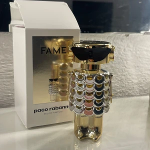 Paco rabanne - fame - Helt ny, oanvänd parfym från Paco rabanne 50 ml. Enbart upptagen från kartongen för bilden, luktar så gott!! Nypris 900💓