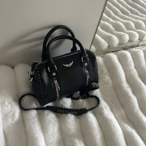Sunny bag zadig & voltaire  - Xs studs modellen, köpt här på Plick för 3000, har tyvärr tappat bort dustbag, långa bandet ingår självklart, har bild på kvitto❤️❤️nypris 5000 kr, kom med prisförslag!
