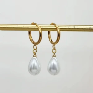 Handgjorda örhängen  - Handgjorda örhängen ● Material- rostfritt stål och plastpärlor  ●Längd -3,5cm 