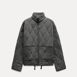 Vadderad jacka grå zara - En jättefin o trendig vadderad jacka i färgen grå från zara! Köpt för drygt ett årsedan, använd relativt mcyket men bra skick ej nopprig. Nypris 859kr. Storleken är S men modellen är lite oversized