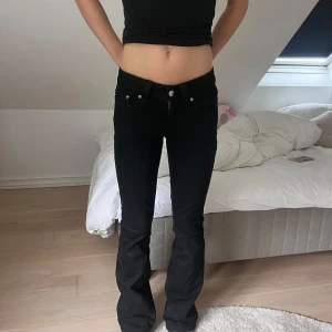 Svarta lågmidrade bootcut jeans från Gina Tricot - Säljer ett par svarta lågmidjade bootcut jeans från Gina Tricot, modell Perfect Jeans. De har fina bakfickor med en knapp som går att öppna🫶🏼 Jeansen är i stretchigt bomullsmatrial. Säljer för att de tyvärr inte kommer till användning💕ordinarie pris är 499kr 