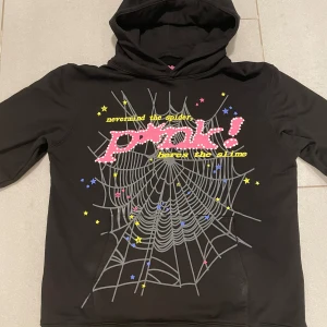 Spider hoodie  - Sprider hoodie säljer den för att den inte passar mig längre😴 Den är nästan helt ny skick 9/10   har inte använt den bara haft på mig den hemma.✅ Om du har frågor ställ eller om du vill ha fler bilder😉✅✅ t