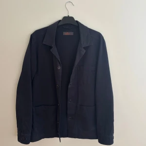 Mörkblå overshirt från Morris - Snygg mörkblå overshirt från Morris. Perfekt lager-på-lager-plagg. Overshirten är slutsåld överallt, går ej att hitta. Storlek: S - Skicket på overshirten är väldigt bra utan några defekter alls - Pris: 599 - Nypris: 1399 - Skriv vid funderingar!