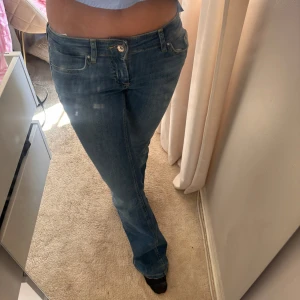 only lågmidjade jeans - lågmidjade jeans från only i strl xs/32. midjemåttet är 32 cm rakt över och jag är ca 162☺️